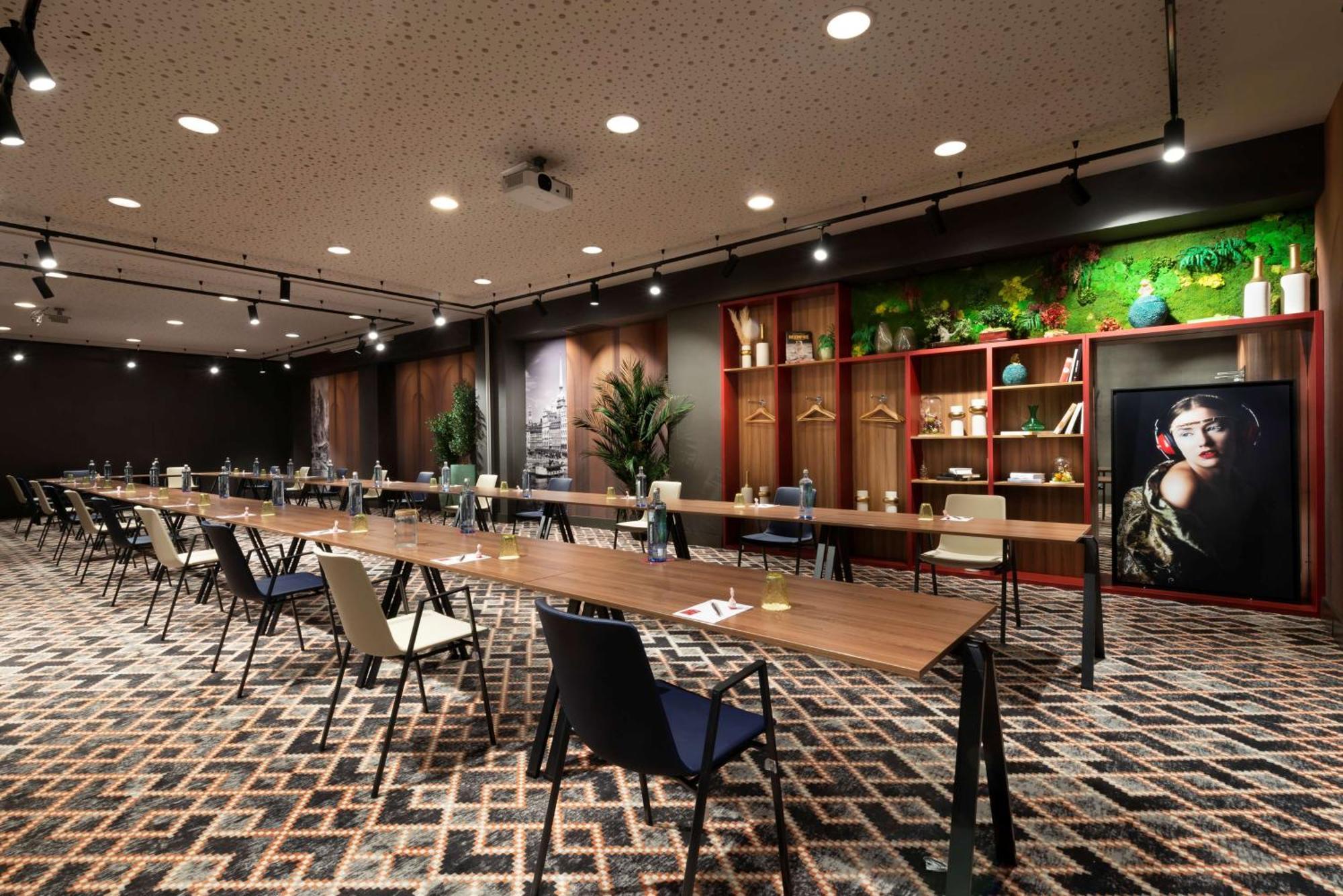 Nh Collection Madrid Suecia Hotel Luaran gambar The interior of the library